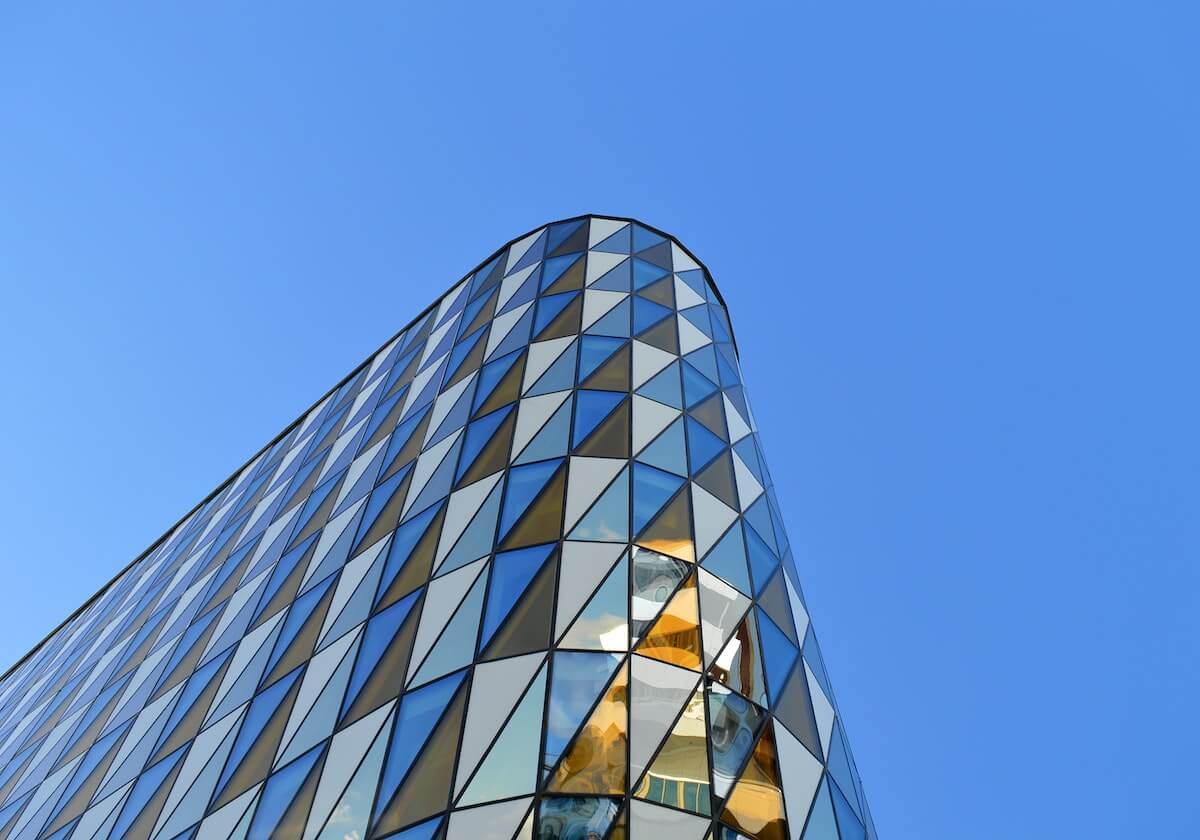 76人官推晒恩比德和乔治训练片段：开工之前的训练