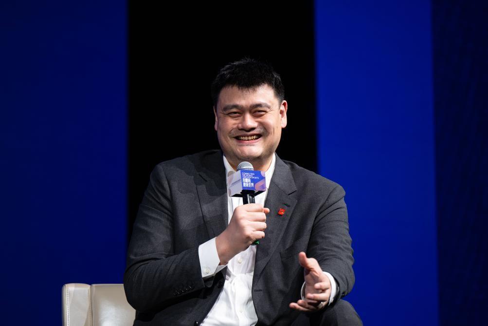 开云入口-排面!姚明观礼抗战胜利80周年阅兵,2米26巨人坐看台遮挡一片观众