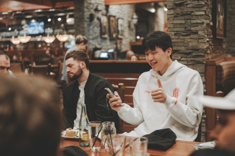 开云入口-其乐融融！杨瀚森上周末做东 请混音队全队聚餐🍽️